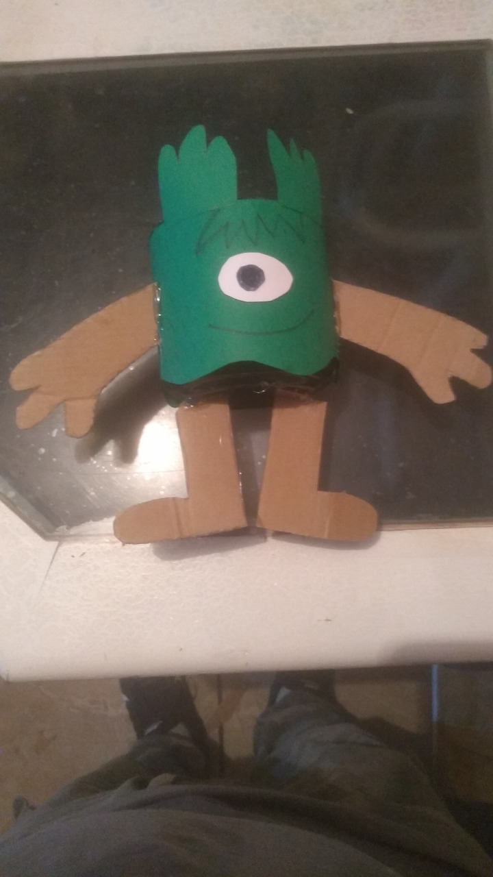 Es el monstruo  de Héctor  se llama coop  lo realizó con un frasco de gel  hojas verdes y cartón