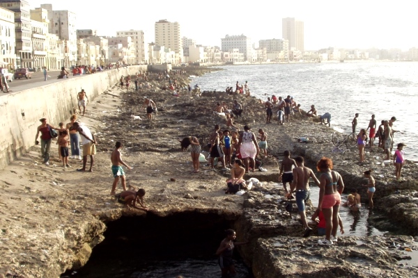 el-malecan-con-mucha-gente.jpg (600×400)