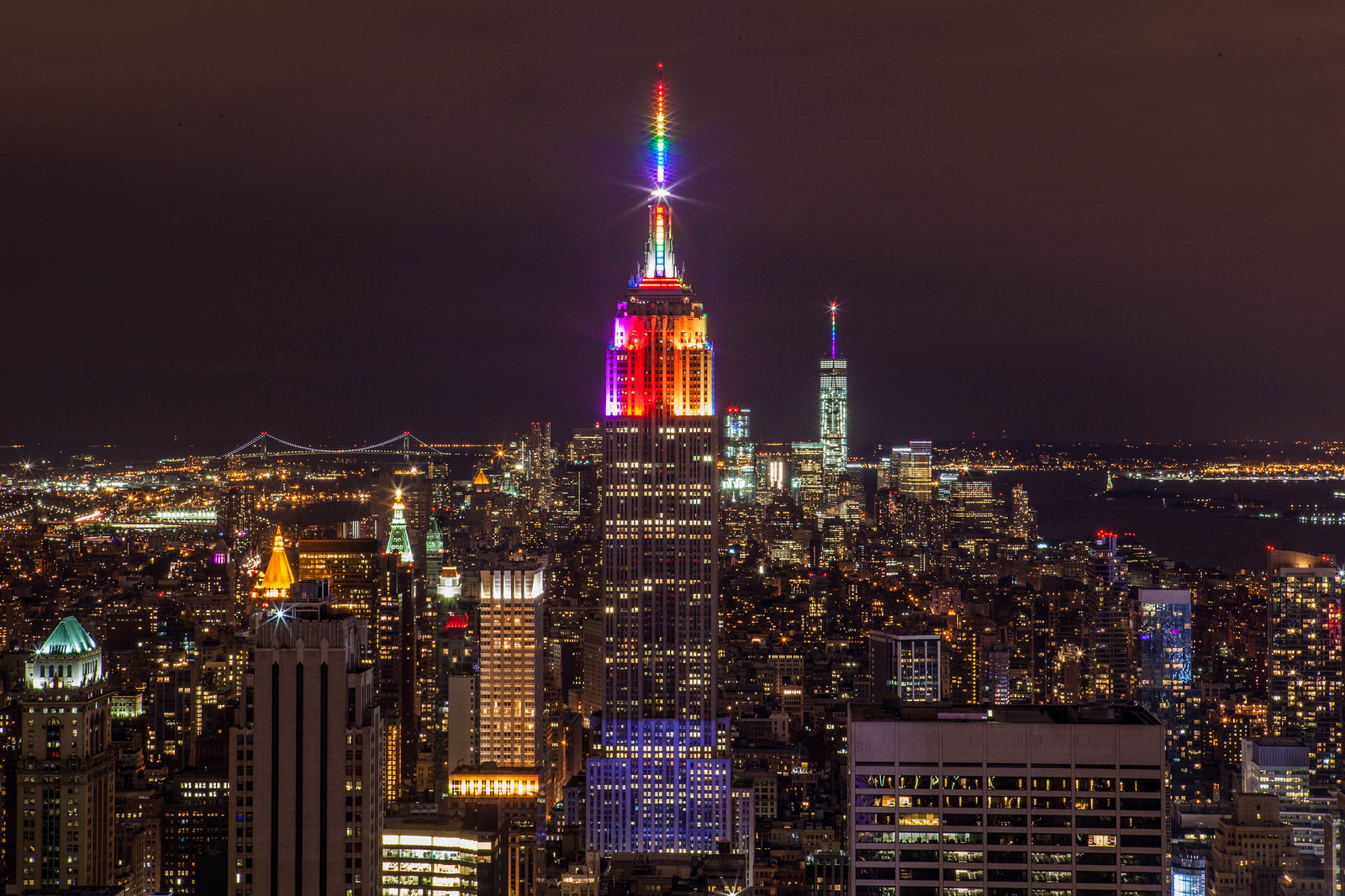 empire_state_building_in_rainbow_colors__gay_pride.jpg (1600×1066)