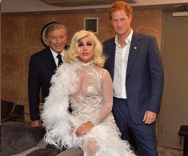 gaga_y_tony_bennett_junto_al_principe_harry.jpg (634×527)