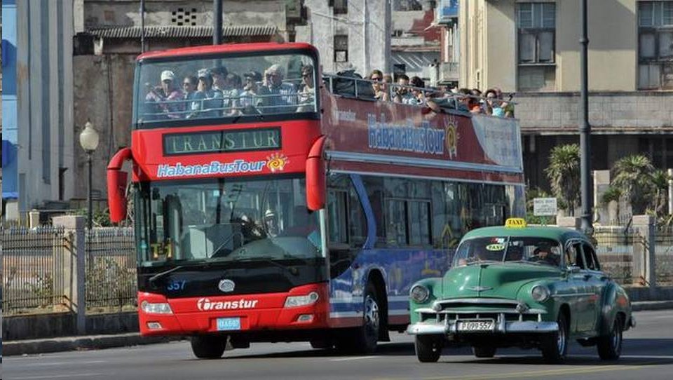 mnibus_turistico_y_viejo_automovil.jpg (960×542)