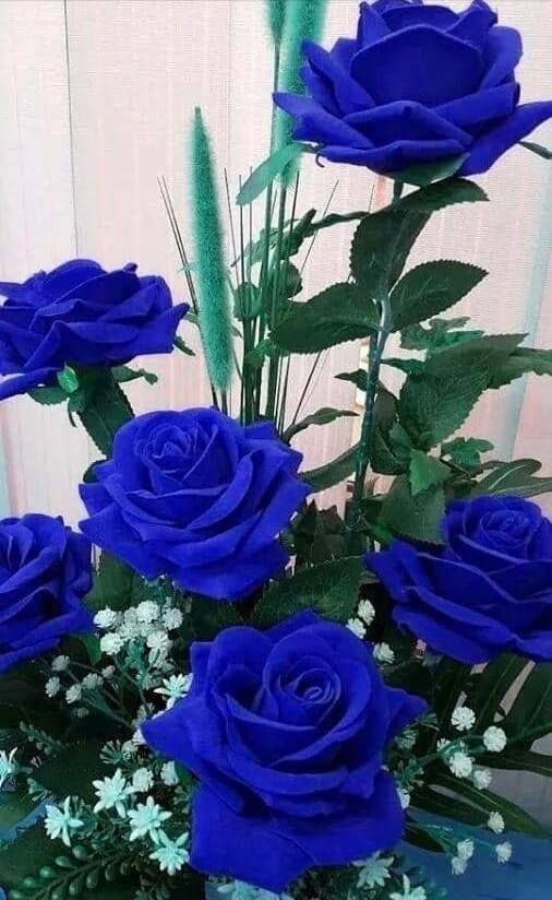 Ramo de rosas de azul intenso