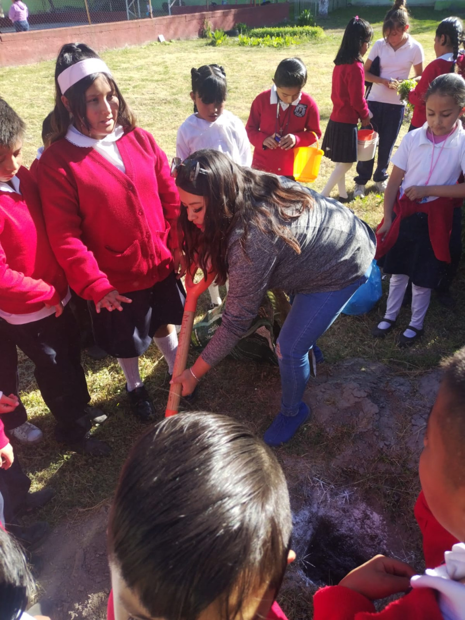 ALUMNOS Y MAESTRAS TRABAJANDO CON ENTUSIASMO Y COLABORACIÓN